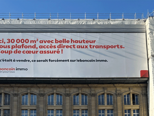 À travers une vaste campagne de communication, leboncoin immo accélère son développement sur le marché parisien. Analyse.