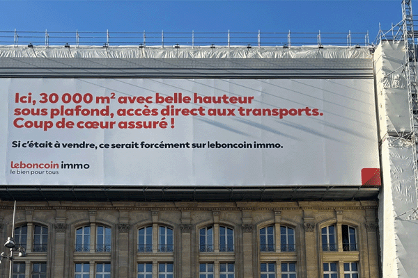 À travers une vaste campagne de communication, leboncoin immo accélère son développement sur le marché parisien. Analyse.